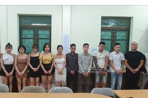 6 cô gái mặc 'mát mẻ' bay lắc cùng nhóm trai trong phòng karaoke