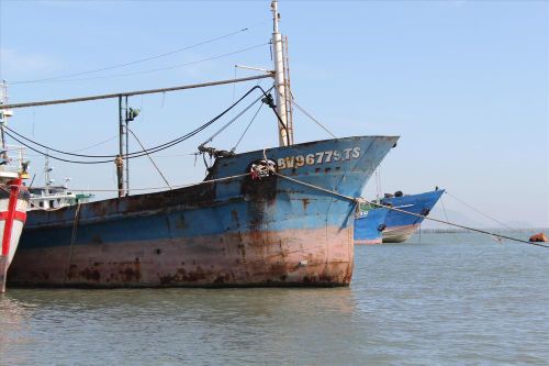 Tàu tiền tỷ nằm bờ vì vướng... quy định
