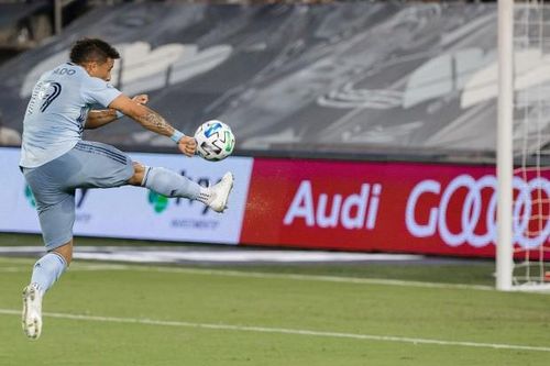 Ngôi sao MLS tái hiện cú vô lê để đời của Van Basten