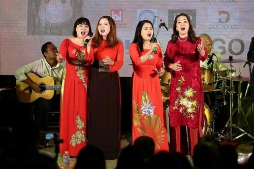 Bác sĩ hát gây quỹ tặng sinh viên khó khăn