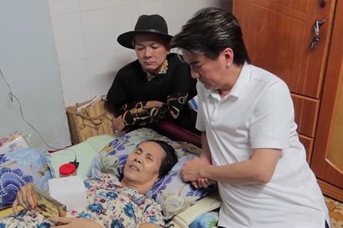 Đàm Vĩnh Hưng, Vũ Hà tặng tiền giúp DV Hoàng Lan phẫu thuật hoại tử da