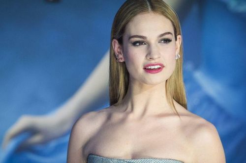 'Lọ lem' Lily James bị chỉ trích vì hôn đàn ông đã có vợ hơn 19 tuổi