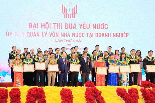 TKV nhận Cờ thi đua đơn vị xuất sắc năm 2019