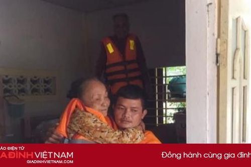 Hình ảnh đẹp về tình quân dân trong bão lũ miền Trung