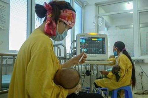 Sốc phản vệ sau tiêm vaccine khiến 1 cháu bé tử vong, 4 cấp cứu