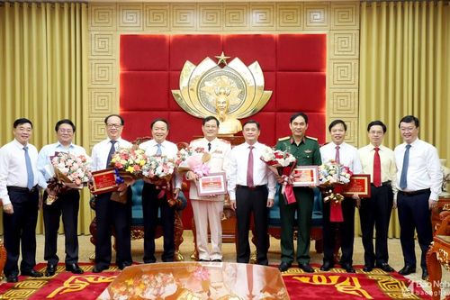 Thường trực Tỉnh ủy Nghệ An gặp mặt 7 cán bộ nghỉ hưu theo chế độ