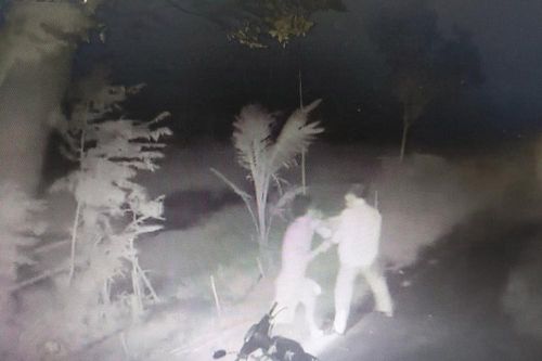 Gã thanh niên dùng dao kè cổ đánh tới tấp người đàn ông 66 tuổi giữa đêm khuya