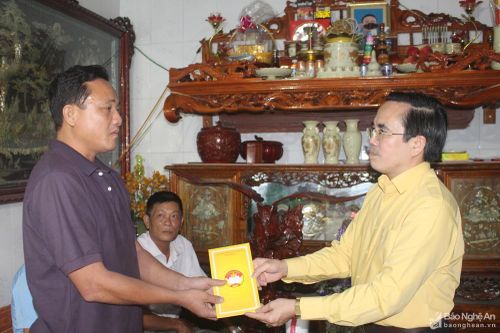 Đoàn công tác Ủy ban MTTQ tỉnh thăm hỏi các gia đình có tàu cá bị cháy