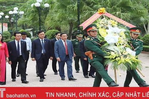 Đoàn đại biểu Hà Tĩnh dâng hương tưởng niệm các Tổng Bí thư Trần Phú, Hà Huy Tập
