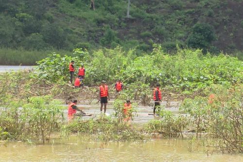 Bình Phước: Hỗ trợ, động viên gia đình hai nạn nhân bị nước cuốn trôi