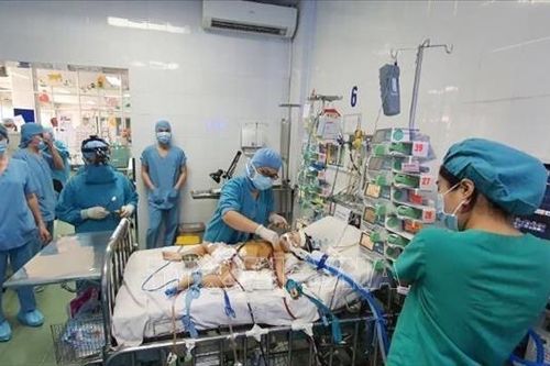 Lần đầu tiên sử dụng kỹ thuật ECMO cho bệnh nhi sau phẫu thuật tim