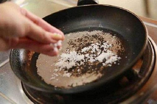 Mẹo làm sạch nồi bị cháy khét cực kỳ đơn giản