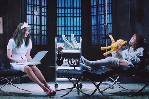 Trang phục y tá trong MV mới của BLACKPINK gây tranh cãi
