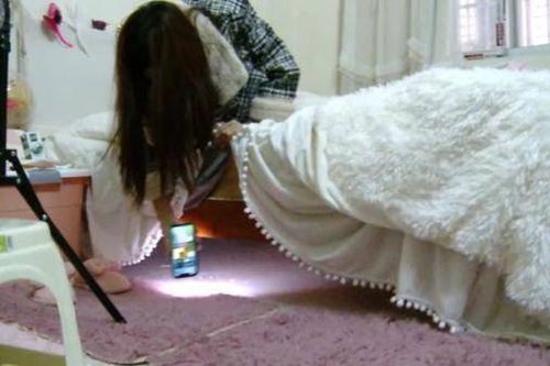 Sáng sớm nghe tiếng động dưới giường, nữ streamer hoảng hốt khi phát hiện sự thật