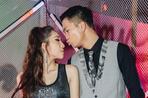 BigDaddy tình bể bình bên bà xã bốc lửa Emily tại hậu trường King of Rap, fan thốt lên ghen tị
