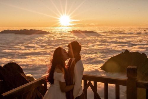 Nhiều cặp đôi đổ xô lên Sa Pa săn mây, đỉnh Fansipan đẹp tựa chốn 'bồng lai tiên cảnh'