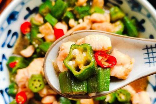 Đậu bắp luộc hay nấu canh mãi cũng chán, đem xào với thịt này cả nhà ăn bay cả đĩa