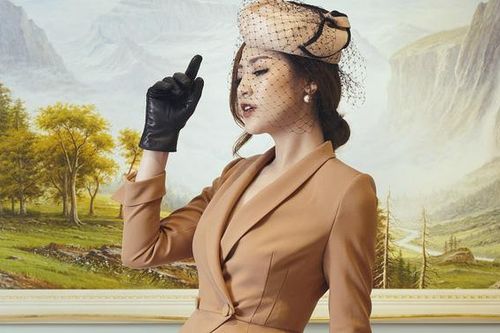 Á hậu Tú Anh hóa quý cô cổ điển thập niên 1950