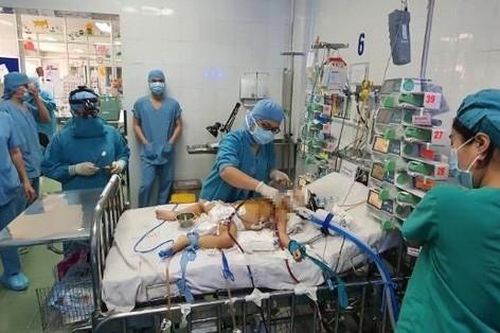 Bé gái hơn 2 tuổi bị tím tái, suy kiệt do mắc bệnh hiếm gặp