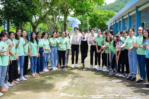 Lý Nhã Kỳ đồng hành cùng 50 nữ sinh dân tộc thiểu số