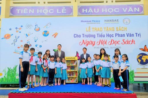 Trao tặng 'Một vạn cuốn sách – Triệu tình yêu thương'