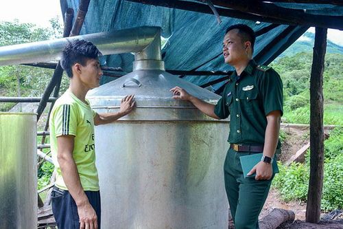 Khi đảng viên quân hàm xanh về bản (1)