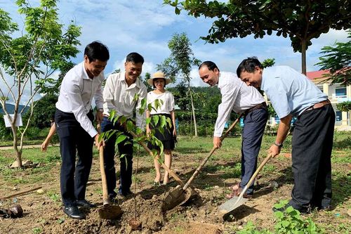 Quỹ Bảo vệ và Phát triển rừng tỉnh Gia Lai: Tuyên truyền bảo vệ rừng và trao học bổng cho học sinh vùng sâu