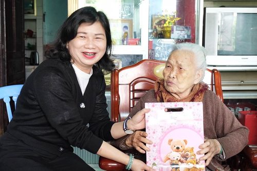 Hội Liên hiệp Phụ nữ tỉnh Gia Lai thăm, tặng quà nguyên lãnh đạo Hội