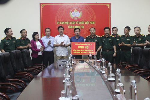 Tiếp nhận quà hỗ trợ Nhân dân Quảng Trị khắc phục thiệt hại do mưa lũ gây ra từ Đoàn công tác Bộ Tư lệnh Quân khu 4