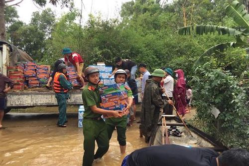 Tăng cường cứu trợ cho người dân các địa phương bị ngập lụt