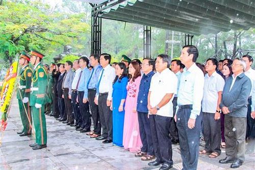Đại biểu dự Đại hội Đảng bộ tỉnh lần thứ XVII, nhiệm kỳ 2020 - 2025 dâng hương, dâng hoa tri ân các anh hùng liệt sĩ