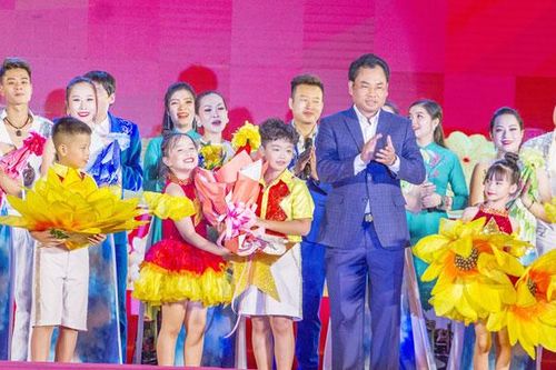 Biểu diễn nghệ thuật chào mừng thành công Đại hội Đảng bộ tỉnh lần thứ XX
