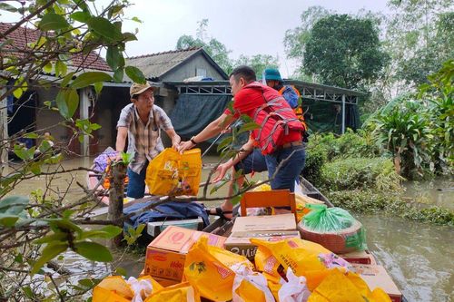 Mưa bão miền Trung: Central Retail vượt lũ trao 500 suất nhu yếu phẩm hỗ trợ Thừa Thiên Huế