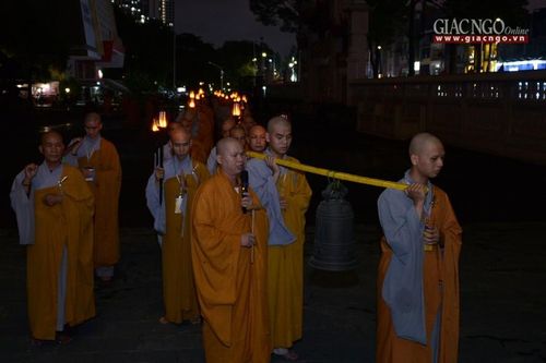 Đại giới đàn Huệ Hưng PL.2564 : Giới tử thực hiện nghi thức tuần chiếu