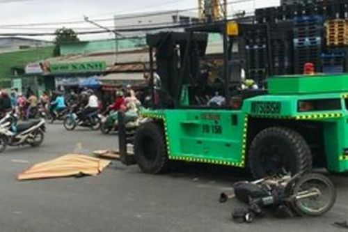 Xe nâng tông xe máy, một người tử vong