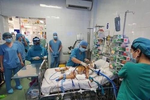 Hai cuộc đại phẫu và hệ thống ECMO lấy lại nhịp đập trái tim cho bé gái mắc bệnh hiếm gặp