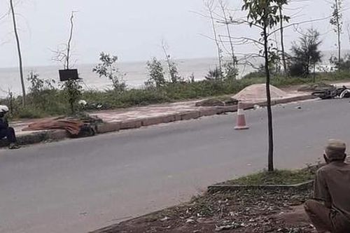 Phát hiện thi thể thanh niên cùng xe máy trên trục đường ven biển