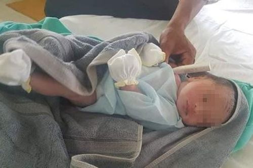 Công an viên nhận nuôi bé trai bỏ trong túi ni lông vứt ven đường