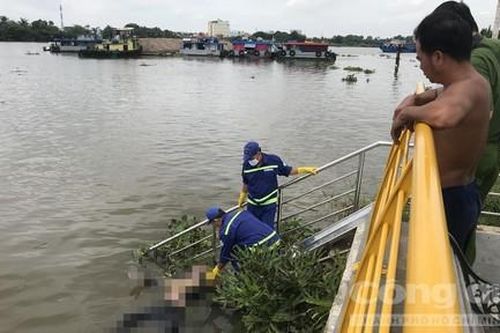 Đang đánh răng, chủ sà lan tá hỏa phát hiện xác người dưới sông Sài Gòn