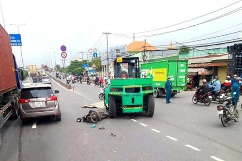 Va phải xe nâng, người đàn ông ở TP.HCM chết thương tâm
