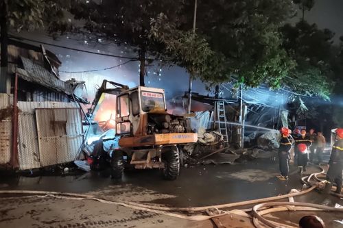 Cháy kho đồ nhựa và gara ô tô ở Hà Nội, hơn 2 tiếng chưa dập được lửa