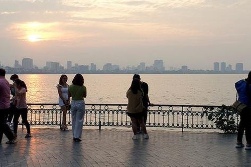 Người dân Hà Nội thích thú tận hưởng khung cảnh hồ Tây chiều thu đẹp nhất trong năm