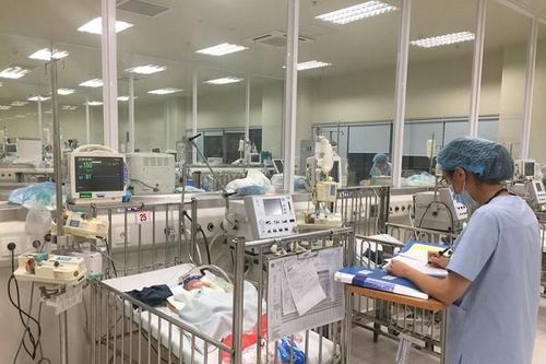 Hà Nội: Bệnh nhi ùn ùn nhập viện chữa bệnh hô hấp do chuyển mùa