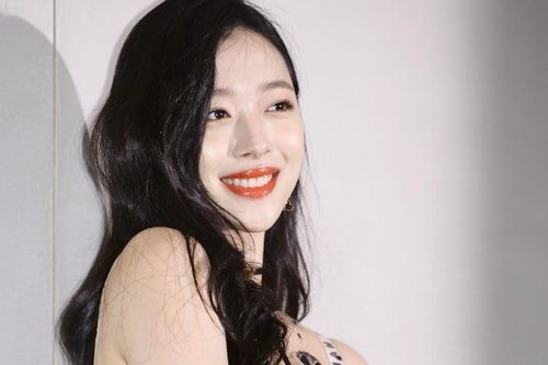 Người hâm mộ tưởng niệm một năm Sulli qua đời