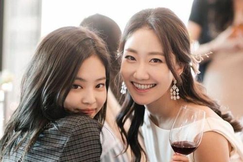 Ảnh hậu trường Jennie, Jeon Somi ở lễ cưới đồng nghiệp
