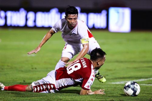 Nguyên Mạnh sửa sai cho Tiến Dũng