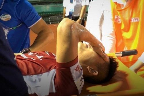 Cựu tuyển thủ U23 Việt Nam kêu la trên cáng vì chấn thương