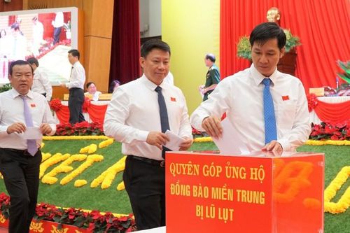 Đại biểu Tây Ninh giúp đỡ đồng bào miền Trung