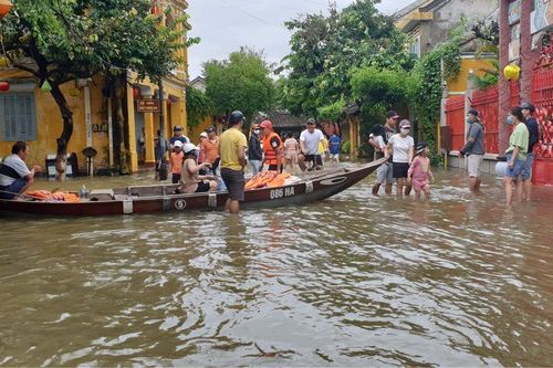 Không nên dùng thuyền đưa du khách tham quan phố cổ