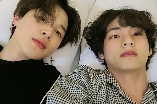 Sự thật đằng sau bức ảnh tự sướng 'Vmin' huyền thoại của Jimin và V BTS